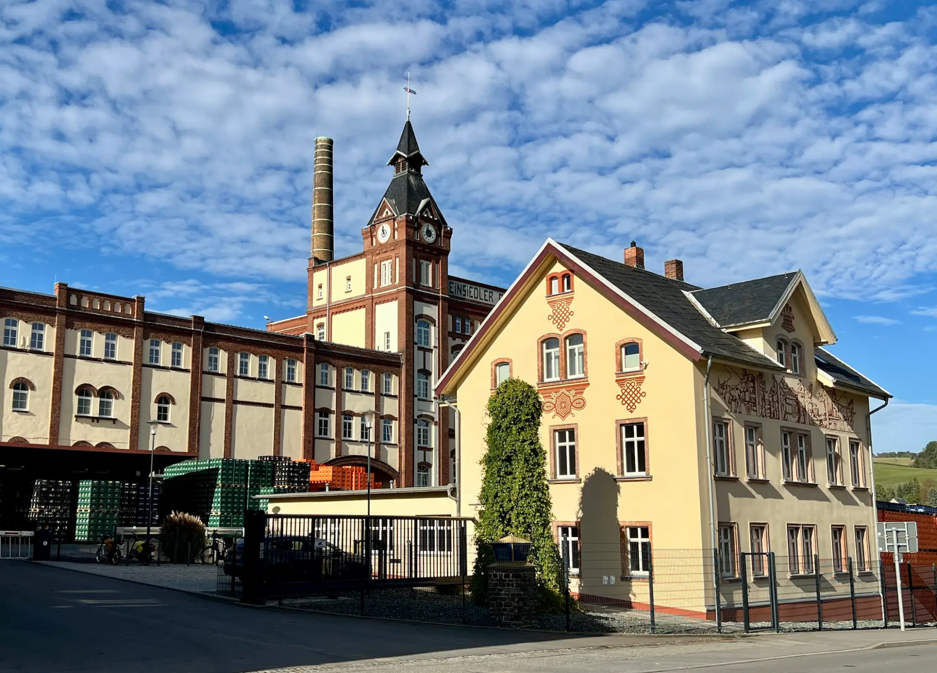 Einsiedler Brauhaus in Chemnitz: Außenansicht des Brauerei-Ensembles
