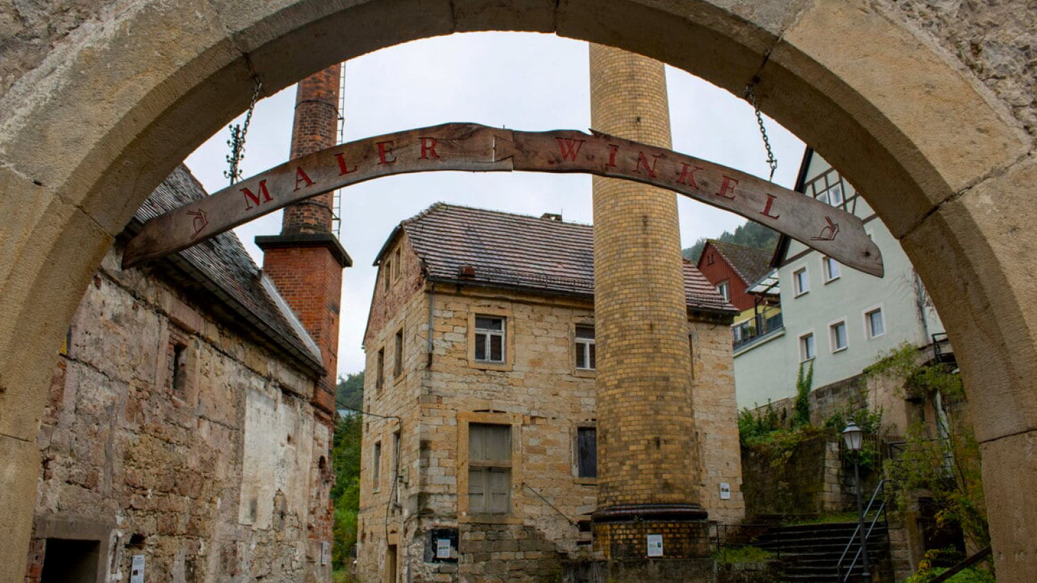 Bienermühle Königstein: Blick durch den Torbogen in den historischen Malerwinkel