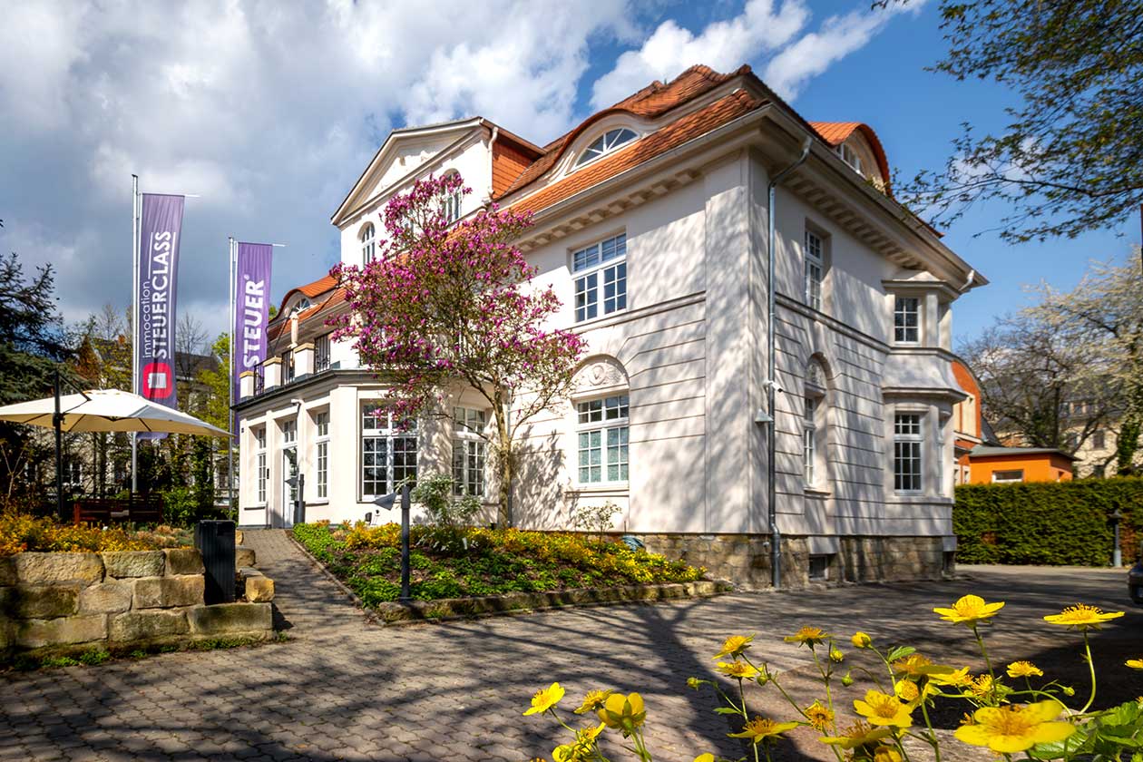 Dohnaischer Platz 6, Pirna: Außenansicht der sanierten Villa der MR.Steuer AG