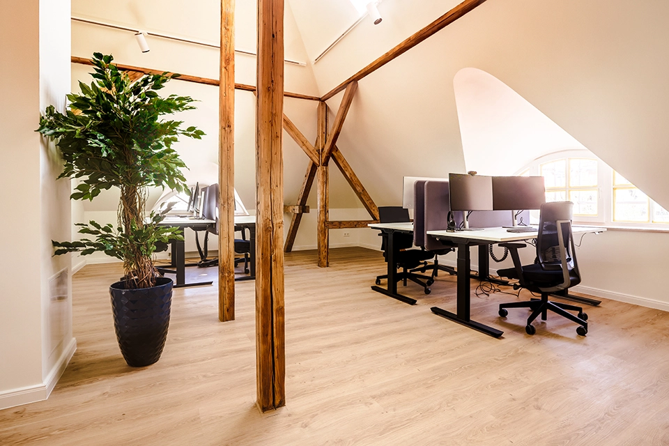 Dohnaischer Platz 6 – Nachher: Büro im Dachgeschoss mit sichtbaren Holzbalken