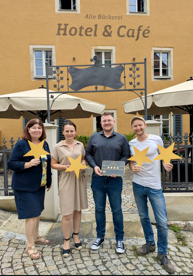 Richard Gunkel mit weiteren Beteiligten vor dem Hotel und Café Alte Bäckerei in Königstein