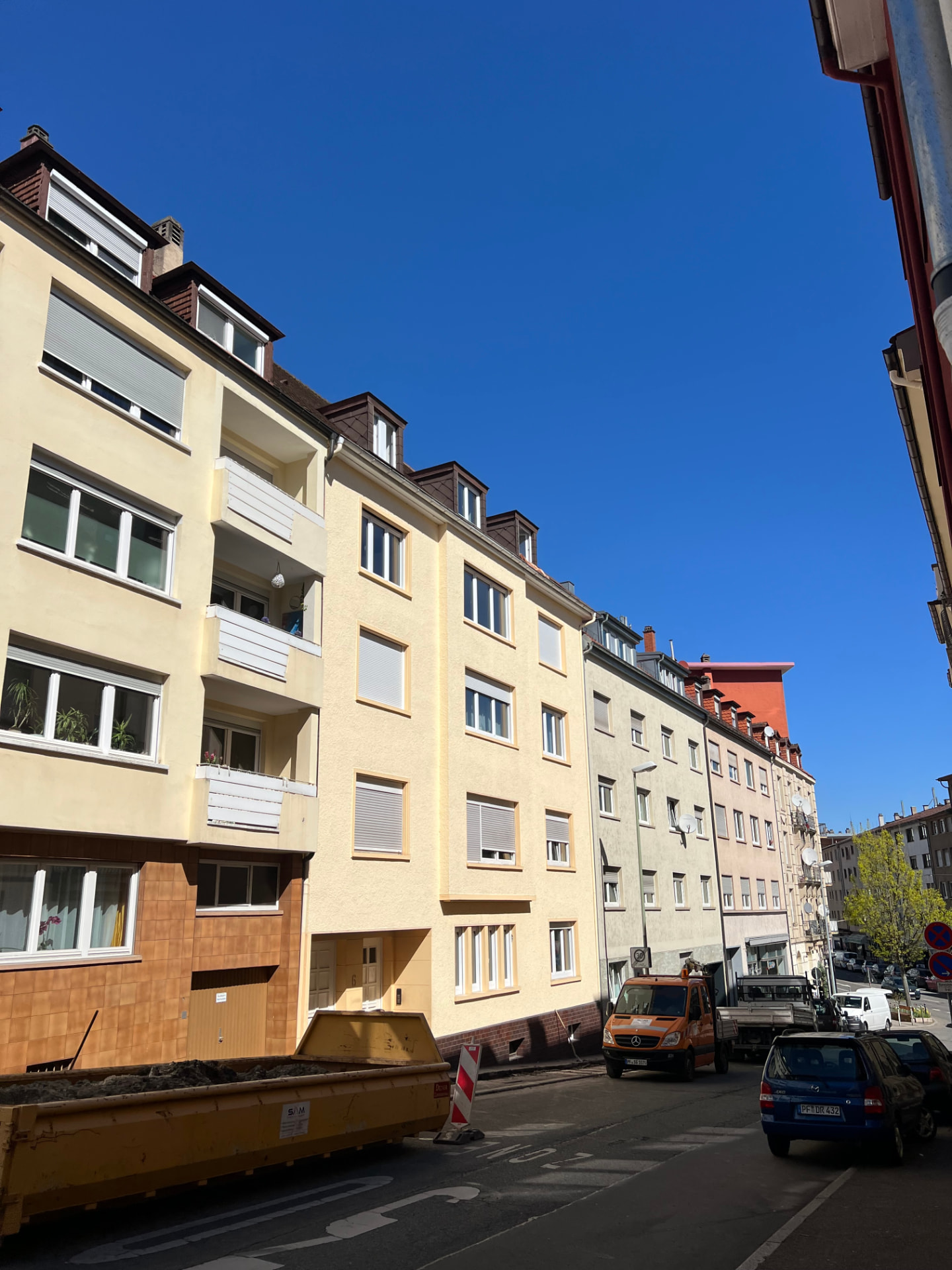 Mehrfamilienhaus Pforzheim: Straßenansicht des Bestandsgebäudes
