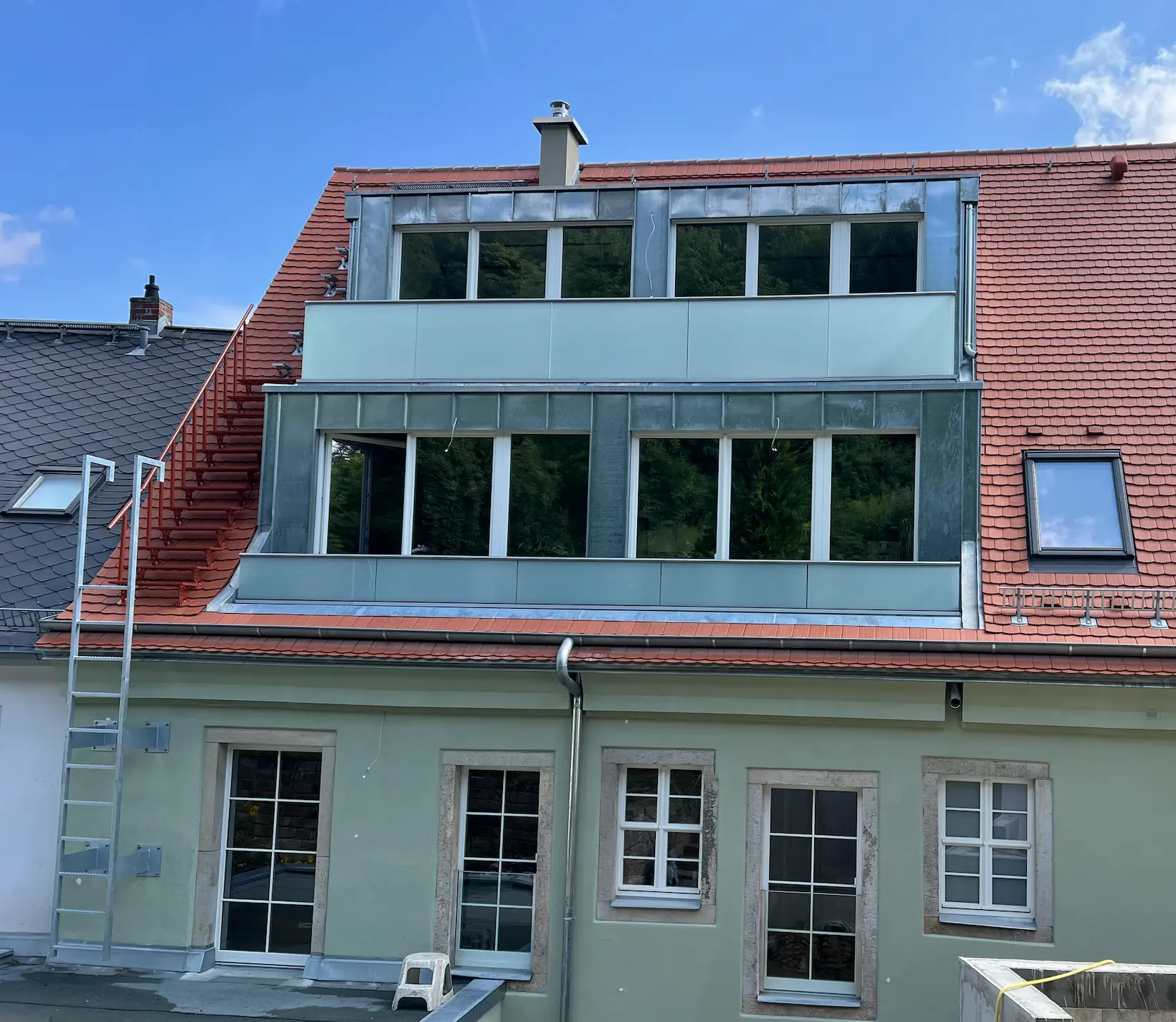 Alte Schlosserei Königstein: Rückansicht mit zweigeschossigem Dachausbau und großen Fensterflächen