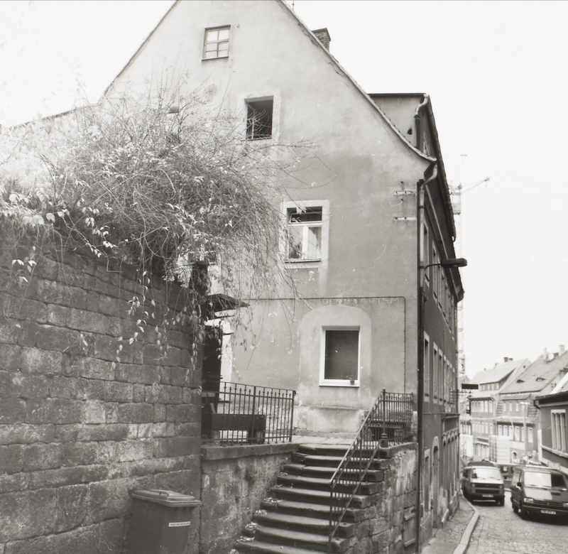 Alte Schlosserei Königstein: historische Schwarz-Weiß-Aufnahme mit Außentreppe