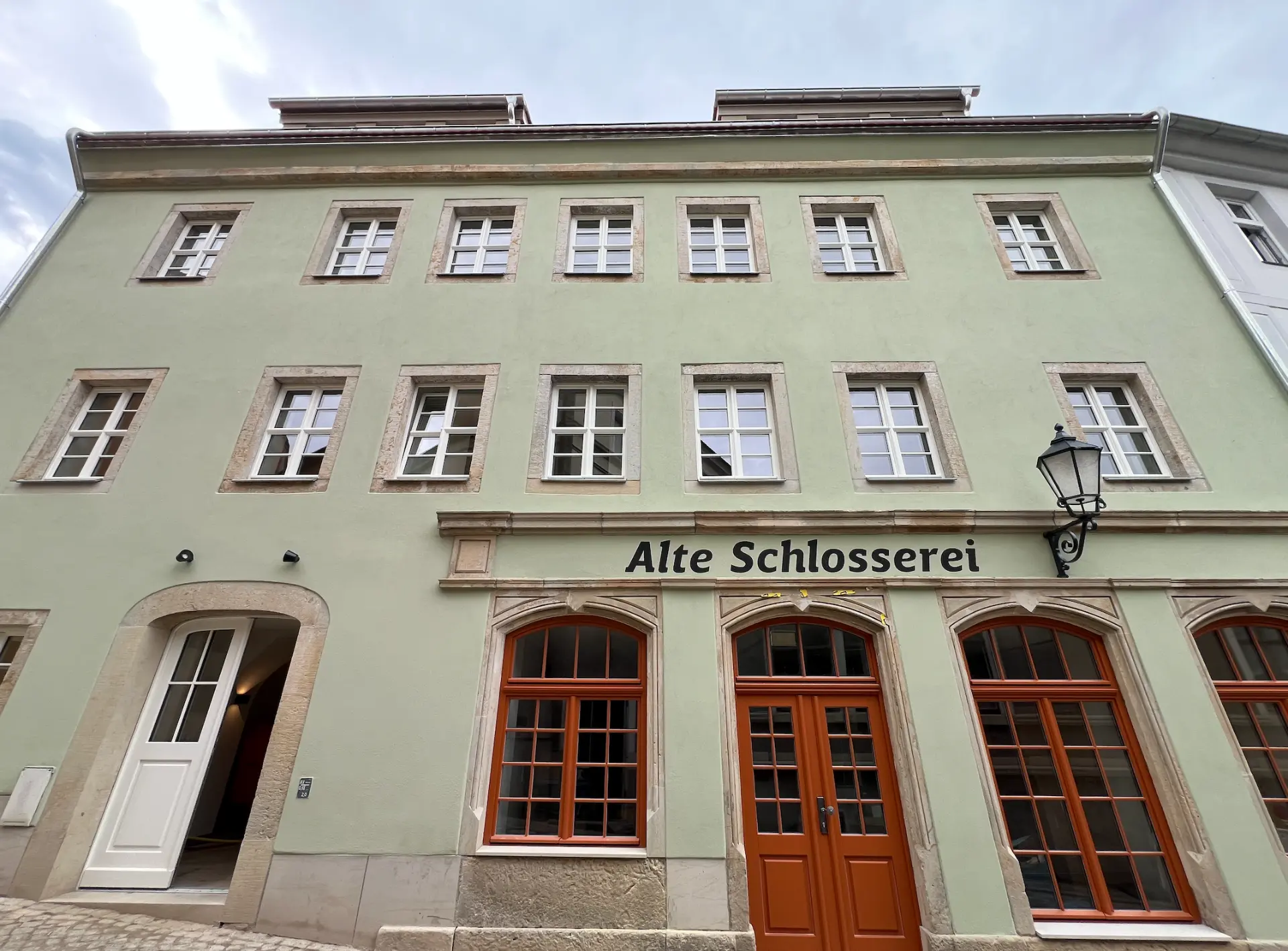 Alte Schlosserei Königstein: sanierte Straßenfassade mit historischen Fenster- und Türgewänden