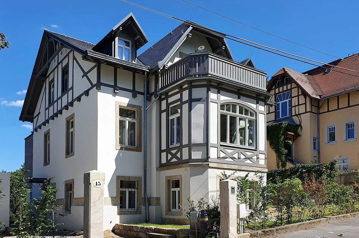 Ulrichstraße, Dresden: Außenansicht der sanierten denkmalgeschützten Villa mit Fachwerkgiebeln