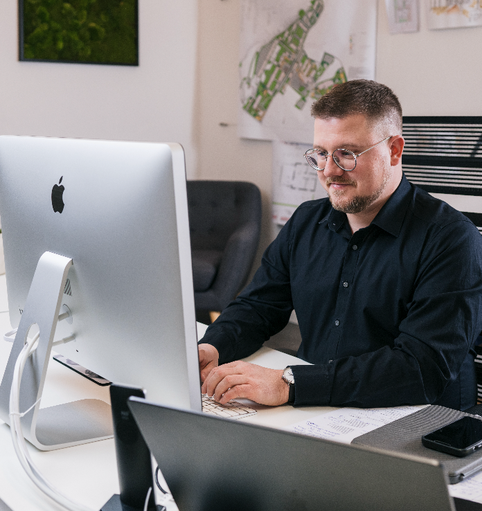 Richard Gunkel bei der Planung an seinem Arbeitsplatz