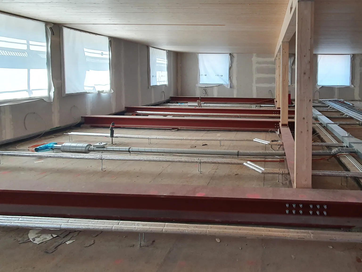 Rohbau der Holzkonstruktion mit Stahlunterzügen