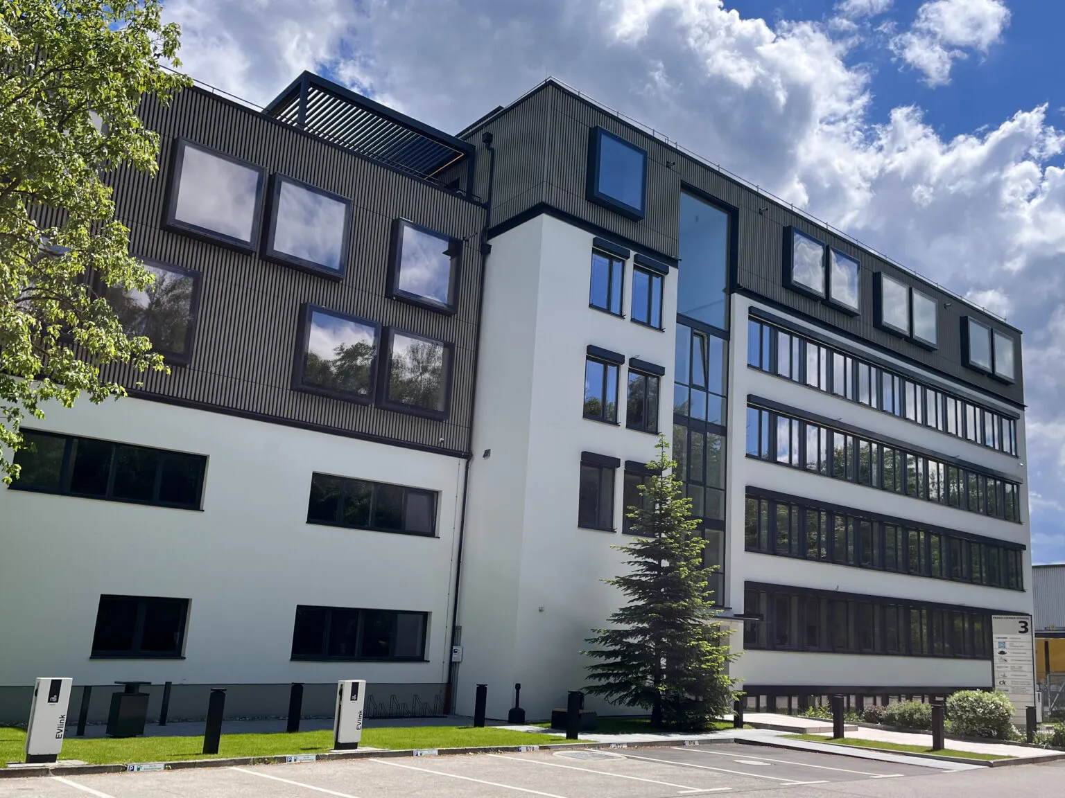 Franz-Lehner-Straße, Unterschleißheim: Aufstockung eines Bürogebäudes in Holzbauweise