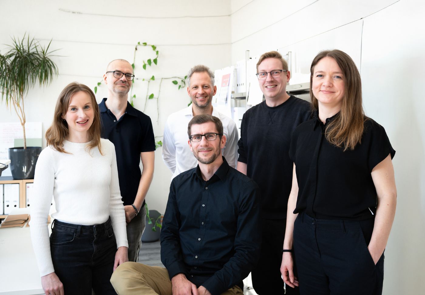 Sechs Mitarbeitende des ARC1-Teams im Büro in Dresden