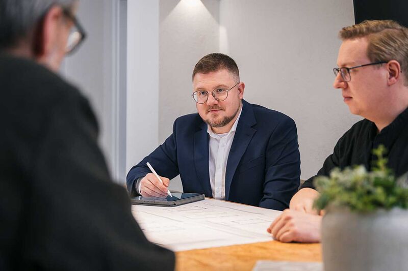 Das ARC1-Team bei einer Projektbesprechung im Büro in Dresden