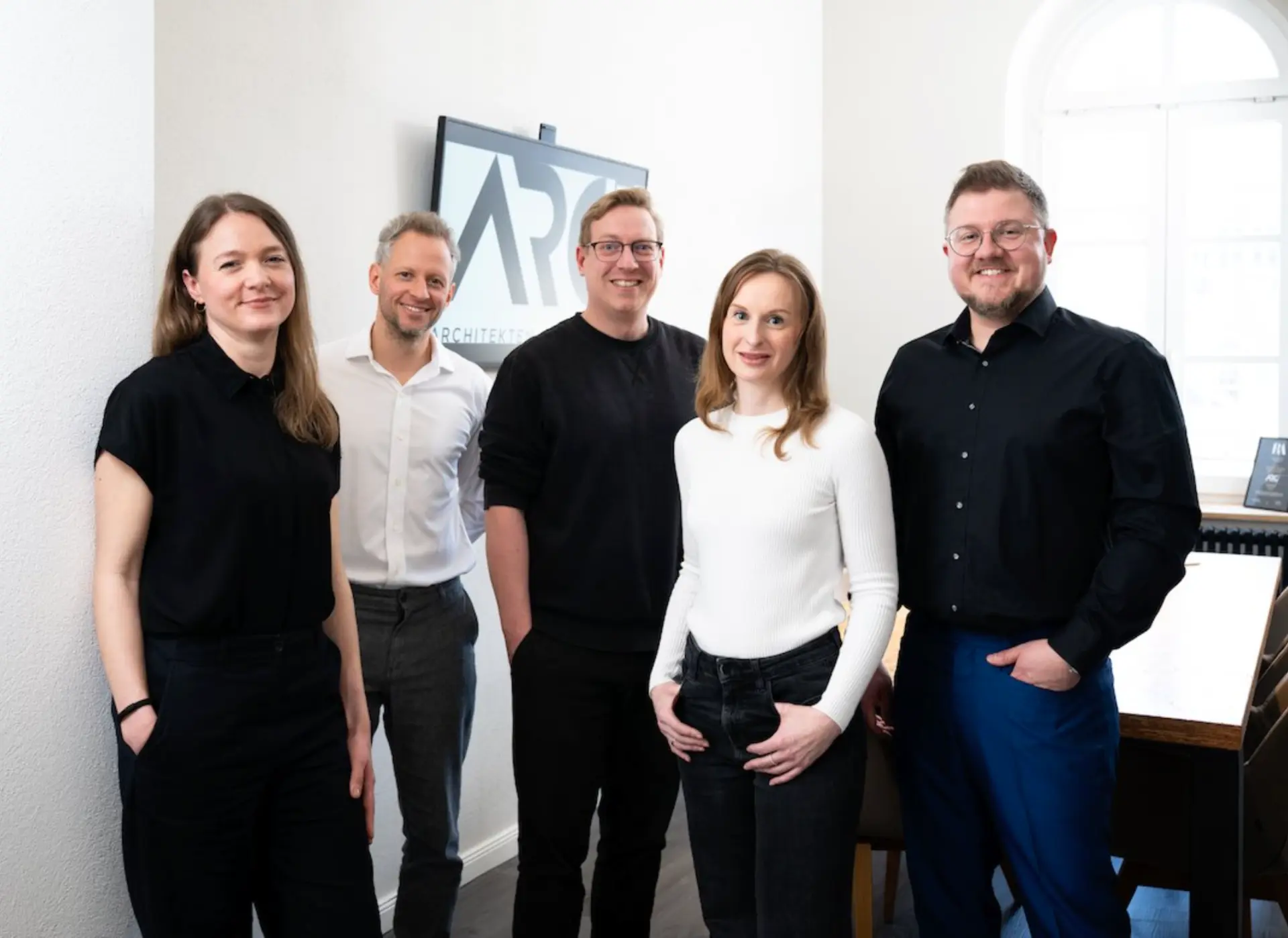 Das Team von ARC1 im Büro in Dresden