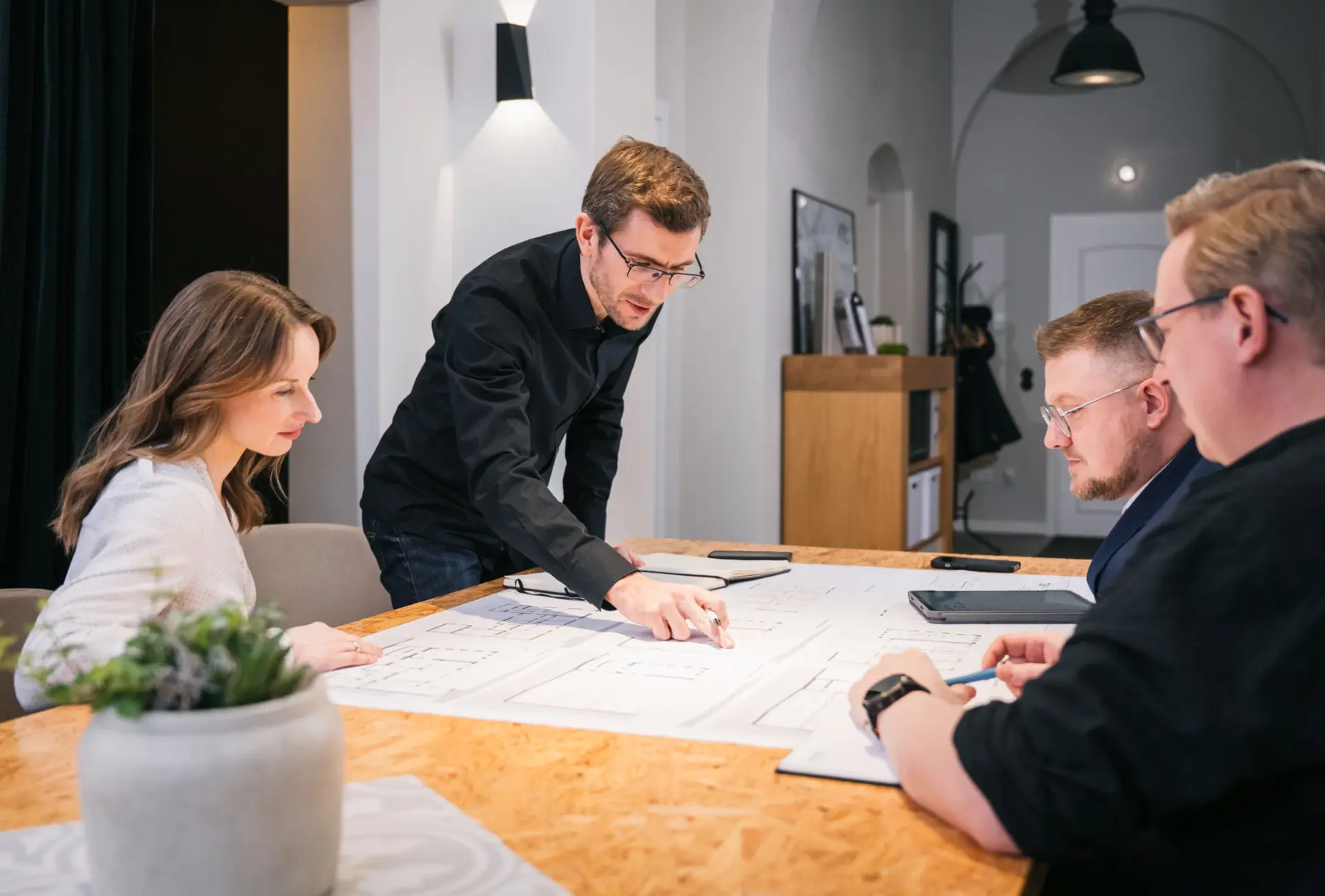 Das ARC1-Team bespricht Pläne gemeinsam mit einer Bauherrin