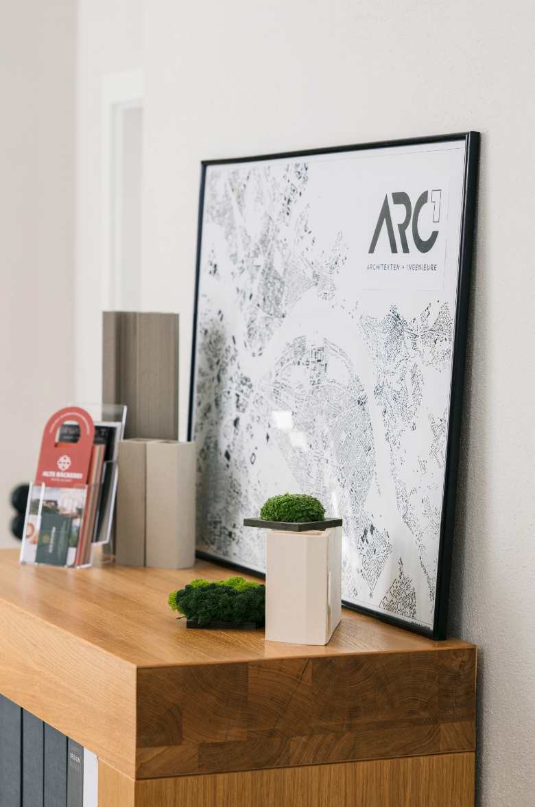 Sideboard mit ARC1-Stadtplan im Empfang